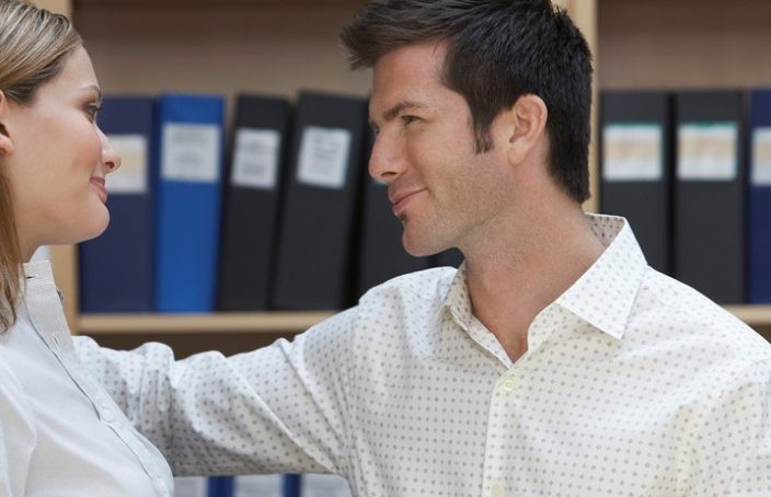 她是在调情还是只是友好？