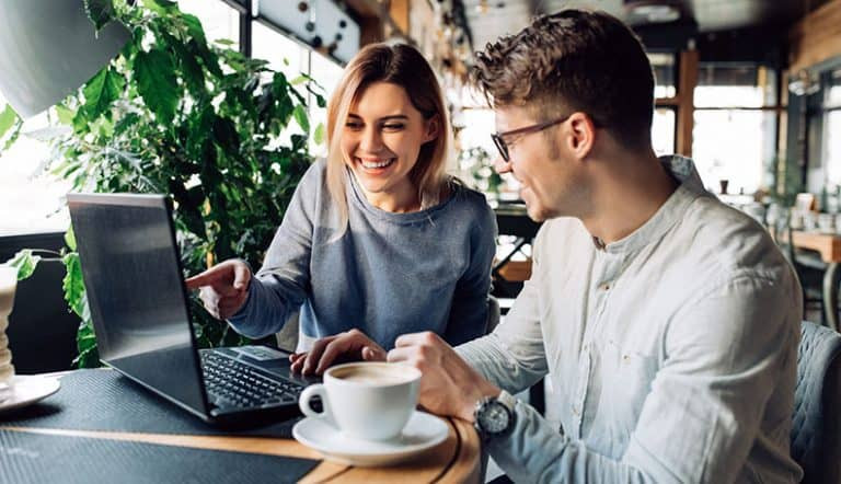 如何判断女生是否在对你调情：20个不可忽视的信号